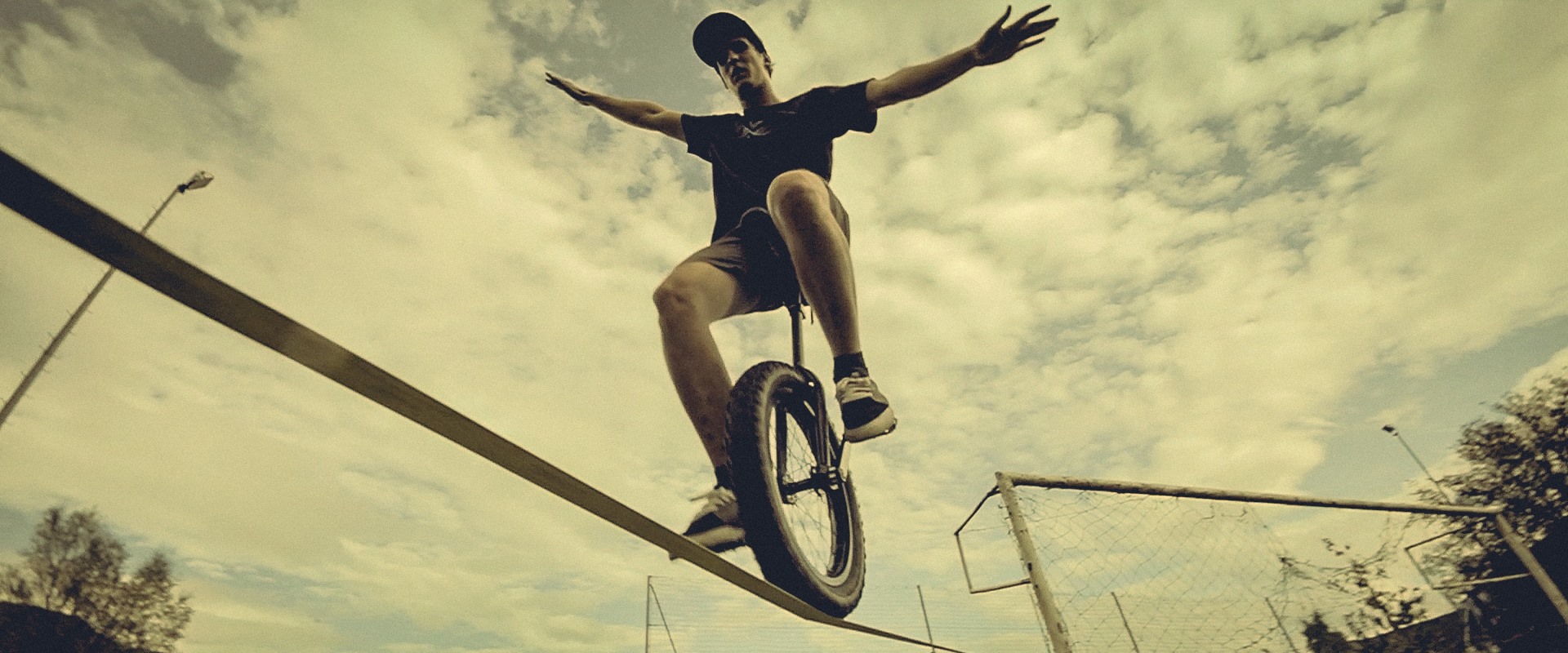 Unicycling on a Slackline – Elias Pöham